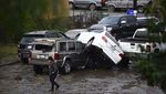 Mobil Menumpuk Tersapu Banjir di San Diego California