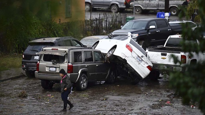 A car sits along a flooded road during a rain storm Monday, Jan. 22, 2024, in San Diego. Heavy rainfall around the U.S. on Monday prompted first responders in Texas to conduct water rescues and officials in California to issue evacuation warnings over potential mudslides in parts of Los Angeles County. (AP Photo/Gregory Bull)