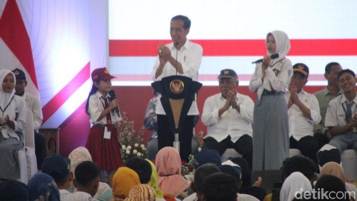 Momen Jokowi membagikan hadiah sepeda di Blora, Selasa (23/1/2024).