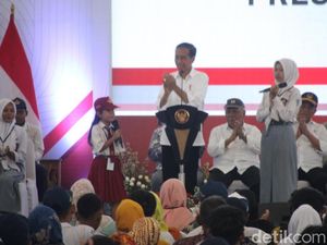 Canda Jokowi Saat Bagikan Sepeda di Blora: Itu Mahal, Bisa Dapat Mobil