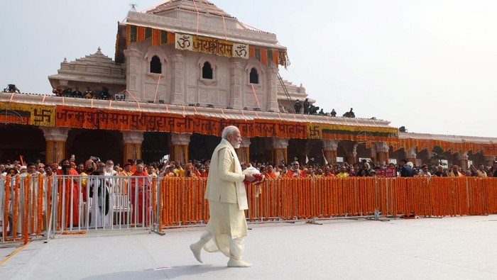Momen PM India Modi Resmikan Kuil Hindu yang Kontroversial India's Prime Minister Narendra Modi arrives to attend the opening of a grand temple to the Hindu god Lord Ram in Ayodhya, India, January 22, 2024. India's Press Information Bureau/Handout via REUTERS THIS IMAGE HAS BEEN SUPPLIED BY A THIRD PARTY. NO RESALES. NO ARCHIVES.
