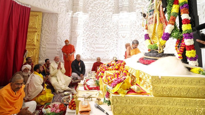 Momen PM India Modi Resmikan Kuil Hindu yang Kontroversial India's Prime Minister Narendra Modi arrives to attend the opening of a grand temple to the Hindu god Lord Ram in Ayodhya, India, January 22, 2024. India's Press Information Bureau/Handout via REUTERS THIS IMAGE HAS BEEN SUPPLIED BY A THIRD PARTY. NO RESALES. NO ARCHIVES.