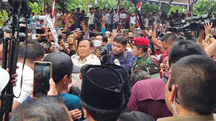 Menteri Pertahanan (Menhan) Prabowo Subianto meresmikan 15 titik sumber air bersih di, Bangkalan, Jawa Timur. Seusai peresmian itu, Prabowo bermain air bersama anak-anak setempat di Pondok Pesantren Al Anwar, Bangkalan, Selasa (23/1/2023).