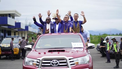 Momen Zulhas Diarak Warga Papua Saat Kampanye di Yahukimo