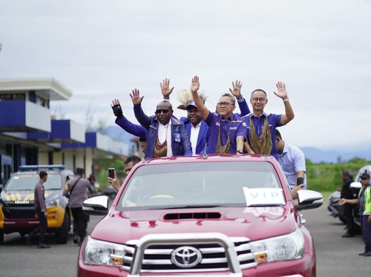 Momen Zulhas Diarak Warga Papua Saat Kampanye di Yahukimo