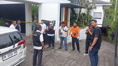Polisi usai melakukan olah TKP di villa Palm House Desa Tumbakbayuh, Kecamatan Mengwi, Badung, Bali Selasa (23/1/2024) sore.