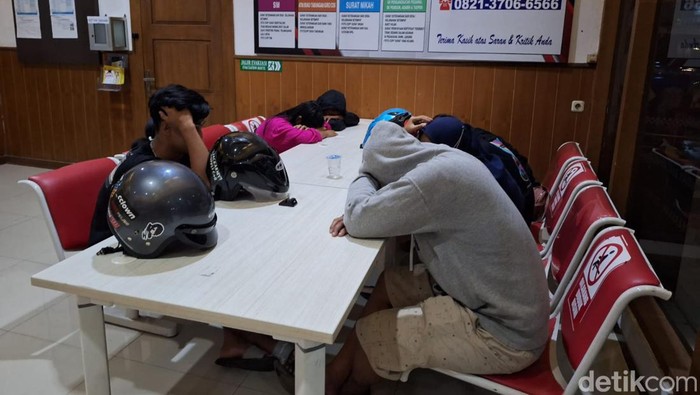 Pasangan muda-mudi bukan suami istri saat diamankan di Mapolsek Kota Kudus, Senin (22/1/2024) malam.