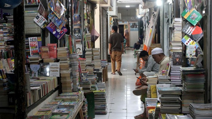Pasar buku bekas selesai direnovasi Pedagang menata buku bekas jualannya di kios Pasar Buku Wilis yang telah direnovasi di Malang, Jawa Timur, Selasa (23/1/2024). Pemerintah setempat merenovasi pasar buku bekas yang menjadi salah satu destinasi wisata literasi tersebut dengan biaya Rp1,5 miliar dari Anggaran Dana Pendapatan Belanja Daerah (APBD) dan selesai pembangunannya pada akhir Desember 2023 sehingga diharapkan mampu menambah jumlah kunjungan wisatawan di awal tahun 2024 ANTARA FOTO/Ari Bowo Sucipto/Spt.