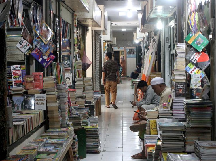 Wisata Literasi di Pasar Buku Wilis Malang