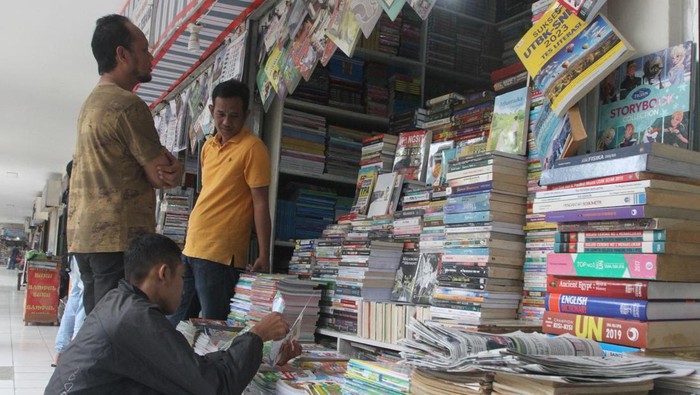 Pasar buku bekas selesai direnovasi Pedagang menata buku bekas jualannya di kios Pasar Buku Wilis yang telah direnovasi di Malang, Jawa Timur, Selasa (23/1/2024). Pemerintah setempat merenovasi pasar buku bekas yang menjadi salah satu destinasi wisata literasi tersebut dengan biaya Rp1,5 miliar dari Anggaran Dana Pendapatan Belanja Daerah (APBD) dan selesai pembangunannya pada akhir Desember 2023 sehingga diharapkan mampu menambah jumlah kunjungan wisatawan di awal tahun 2024 ANTARA FOTO/Ari Bowo Sucipto/Spt.