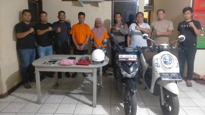 Pasutri yang nekat mencuri motor warga di Madina. (Foto: Dok. Polres Madina)