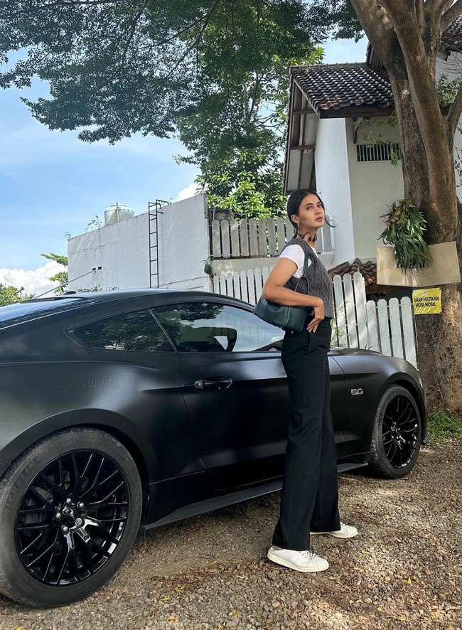 “MasyaAllah Tabarakallah. Pagi2 td udah nyetir anter 2 bocil ke sekolah… kakak nunggu jam masuk sekolah, kita cari breakfast deket sekolah nih..sebelum jam masuk…” tulis Paula. Foto: Instagram/@paula_verhoeven