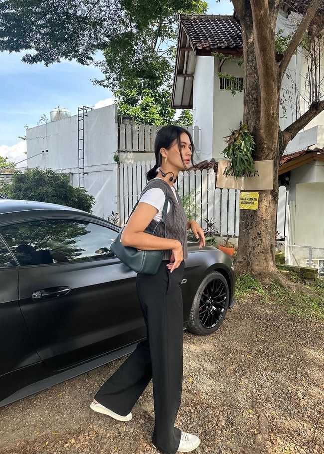 Tampil stylish, Paula tampak memadukan kaos putih dengan vest dan celana panjang berwarna gelap. Tampil santai, Paula terlihat hanya mengikat rambut pendeknya ke belakang. Foto: Instagram/@paula_verhoeven