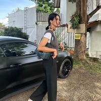 Tampil stylish, Paula tampak memadukan kaos putih dengan vest dan celana panjang berwarna gelap. Tampil santai, Paula terlihat hanya mengikat rambut pendeknya ke belakang. Foto: Instagram/@paula_verhoeven