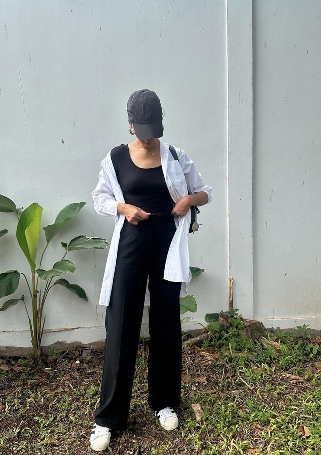 Dalam unggahan berbeda Paula juga kembali membagikan gayanya saat mengantar sang anak ke sekolah. Gayanya yang satu ini juga tak kalah mencuri atensi. Foto: Instagram/@paula_verhoeven