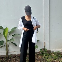 Dalam unggahan berbeda Paula juga kembali membagikan gayanya saat mengantar sang anak ke sekolah. Gayanya yang satu ini juga tak kalah mencuri atensi. Foto: Instagram/@paula_verhoeven