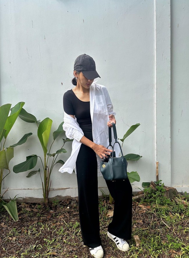 Jika diperhatikan, ketika mengantar sang anak ke sekolah Paula tampak mengenakan sebuah tas berwarna hijau tua. Rupanya tas tersebut berharga ratusan juta. Foto: Instagram/@paula_verhoeven