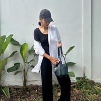 Jika diperhatikan, ketika mengantar sang anak ke sekolah Paula tampak mengenakan sebuah tas berwarna hijau tua. Rupanya tas tersebut berharga ratusan juta. Foto: Instagram/@paula_verhoeven