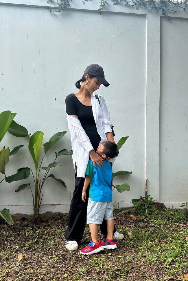 Berpose bersama sang anak, gaya Paula terlihat stylish bukan? Penampilannya masih tak kalah dengan wanita-wanita yang berusia jauh di bawahnya. Foto: Instagram/@paula_verhoeven