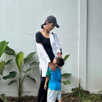 Berpose bersama sang anak, gaya Paula terlihat stylish bukan? Penampilannya masih tak kalah dengan wanita-wanita yang berusia jauh di bawahnya. Foto: Instagram/@paula_verhoeven