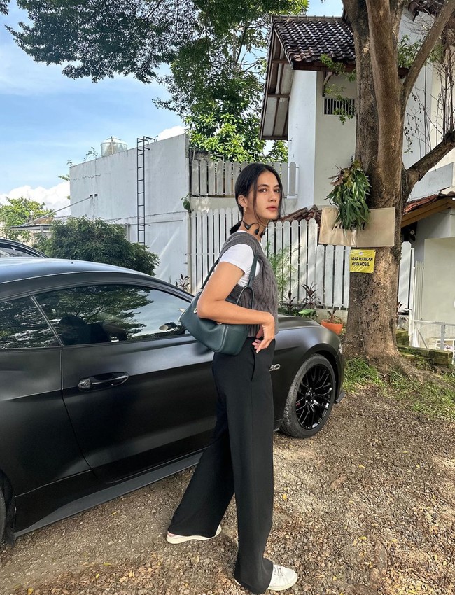 Paula Verhoeven kembali mencuri atensi melalui penampilannya yang kini terlihat semakin langsing dan cantik. Melalui akun Instagram pribadinya, baru-baru ini istri Baim Wong tersebut juga membagikan foto-fotonya saat mengantar anak sekolah. Foto: Instagram/@paula_verhoeven