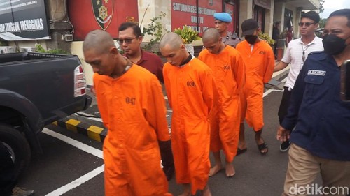 Para tersangka pengeroyokan terhadap pemuda asal Buleleng berjejer saat rilis kasus di Polres Badung, Selasa (23/1/2024).