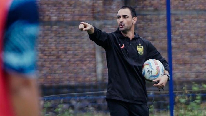 Pelatih PSIS Semarang, Gilbert Agius dalam sesi latihan.