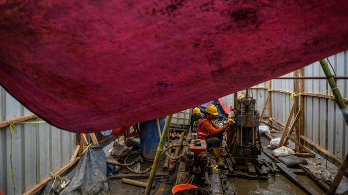 Pekerja melakukan pengeboran proyek pembangunan Jalan Layang Nurtanio di Rajawali, Bandung, Jawa Barat, Selasa (23/1/2024). Kementerian Pekerjaan Umum dan Perumahan Rakyat (PUPR) memulai pembangunan fisik jembatan jalan layang yang memiliki panjang 550 meter dalam mendukung operasional Kereta Cepat Jakarta-Bandung (KCJB) dan menjadi solusi mengurai kemacetan di kawasan tersebut. ANTARA FOTO/Raisan Al Farisi/wpa.
