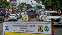 Kendaraan melntas di samping proyek pembangunan Jalan Layang Nurtanio di Rajawali, Bandung, Jawa Barat, Selasa (23/1/2024).