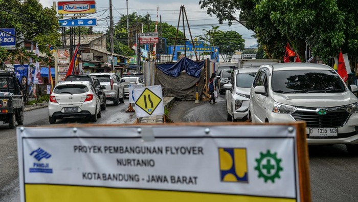 Pembangunan jembatan layang nurtanio Pekerja melakukan pengeboran proyek pembangunan Jalan Layang Nurtanio di Rajawali, Bandung, Jawa Barat, Selasa (23/1/2024). Kementerian Pekerjaan Umum dan Perumahan Rakyat (PUPR) memulai pembangunan fisik jembatan jalan layang yang memiliki panjang 550 meter dalam mendukung operasional Kereta Cepat Jakarta-Bandung (KCJB) dan menjadi solusi mengurai kemacetan di kawasan tersebut. ANTARA FOTO/Raisan Al Farisi/wpa.
