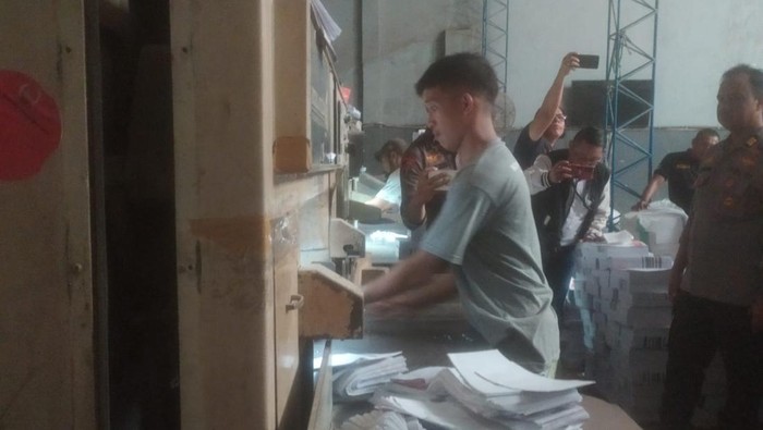 Pemusnahan surat suara rusak oleh KPU Sulsel di Makassar.
