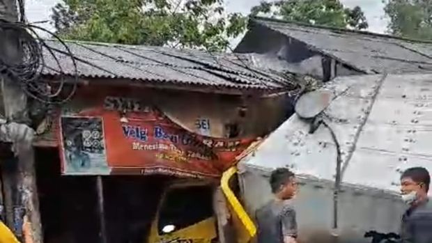 Penampakan kecelakaan beruntun 5 kendaraan di Jalan Raya Puncak, Bogor.