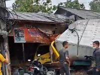 Akibat Kecelakaan Beruntun, 5 Orang Luka Saat Ekskavator Terjatuh dari Truk di Jonggol Bogor