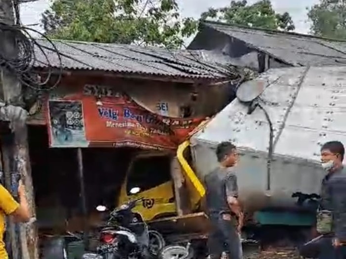 Penampakan kecelakaan beruntun 5 kendaraan di Jalan Raya Puncak, Bogor.