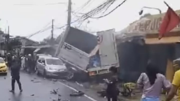 Penampakan tabrakan beruntun 5 kendaraan hingga tabrak warung di Puncak, Bogor.