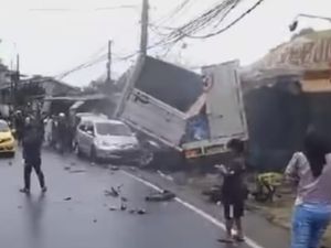 Dinding Warung-Toko Velg Mobil Rusak Imbas Tabrakan Beruntun di Puncak Bogor