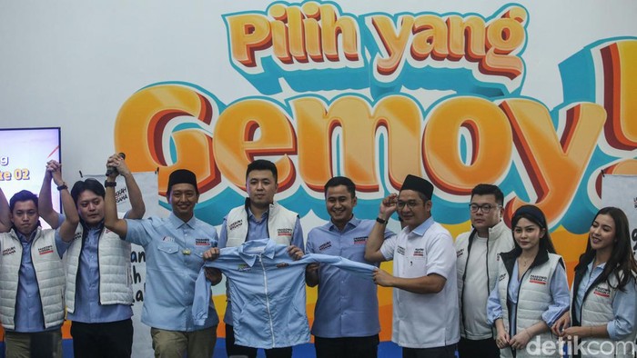 Pendiri Pasukan Ganjar Muda Kini Login ke 02 Komandan TKN Fanta Arief Rosyid Hasan memberikan baju/atribut Prabowo-Gibran kepada Salah Satu Pendiri Relawan Pasukan Ganjar Muda (Pagar Muda) Calvin Leonard saat acara deklarasi melangkah ke 02 di Fanta Headquarters, Jakarta, Selasa (23/1/2024).