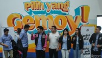 Calvin Leonard dan rombongan juga melepas seragam lama dan mendapat baju dan jaket baru khas 02. 