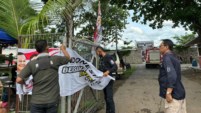 Bawaslu menindak APK di area Stadion Pringgodani Wonogiri Selasa (23/1/2024).