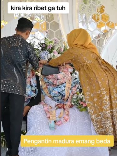 Pengantin di Madura pakai kalung dari uang Pengantin di Madura pakai kalung dari uang, mendadak viral di TikTok