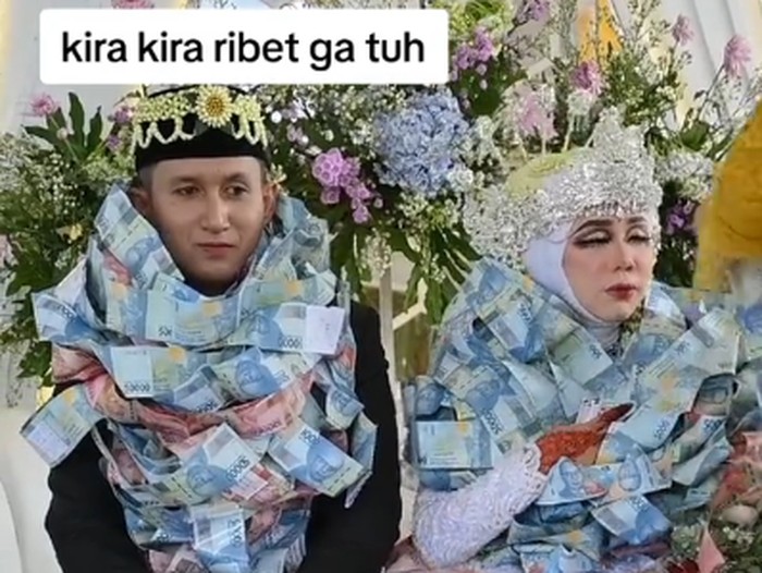 Pengantin di Madura pakai kalung dari uang, mendadak viral di TikTok