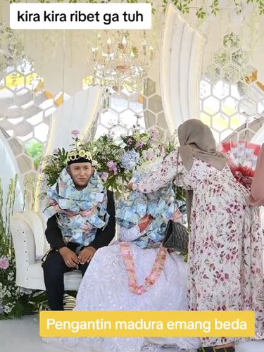 Pengantin di Madura pakai kalung dari uang Pengantin di Madura pakai kalung dari uang, mendadak viral di TikTok