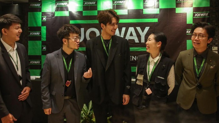 Pengenalan Rokok Elektrik Baru di Pasar Vape Indonesia Mr Sugi, Co Founder , Mr Owen, CEO, Mr Lay, Co Founder, Ms Susi, Brand Director, Mr Alec saat peluncuran produk baru JOIWAY XI serta pengenalan dan silaturahmi dengan awak media di Grand Orchardz Hotel, Kemayoran, Jakarta, Selasa (23/1/2023).