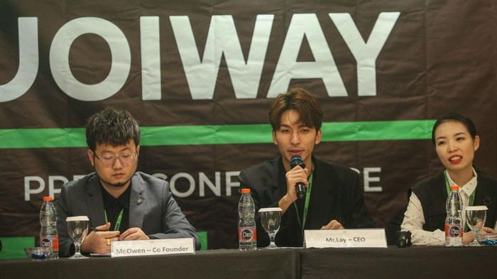 Mr Sugi, Co Founder , Mr Owen, CEO, Mr Lay, Co Founder, Ms Susi, Brand Director, Mr Alec saat peluncuran produk baru JOIWAY XI serta pengenalan dan silaturahmi dengan awak media di Grand Orchardz Hotel, Kemayoran, Jakarta, Selasa (23/1/2023).