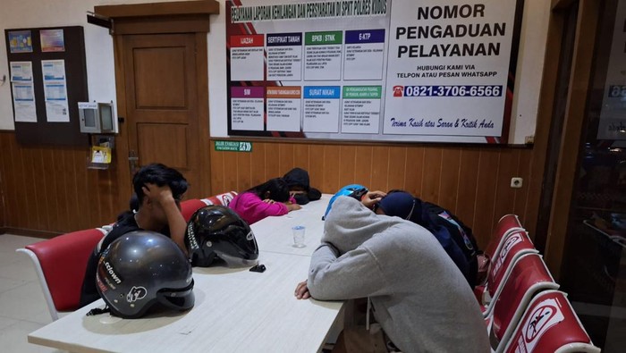Pasangan muda-mudi bukan suami istri saat diamankan di Mapolsek Kota Kudus, Senin (22/1/2024) malam.