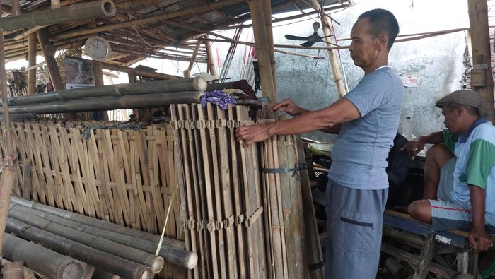 Penjual bambu di Cirebo.