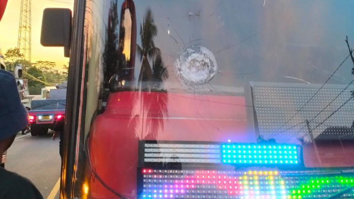 Kondisi bus Persekat Tegal yang pecah usai dilempar batu oleh dua pria di jalan raya Jambusari-Wangon tepatnya di Desa Jambusari Kecamatan Jeruklegi, Senin (22/1/2024) petang