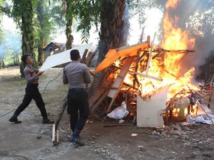 Polda Sumut Bakar Gubuk Judi-Narkoba di Deli Serdang, 12 Orang Ditangkap