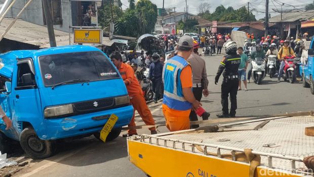 Petugas mengevakuasi lima kendaraan yang terlibat kendaraan beruntun di Puncak, Bogor.