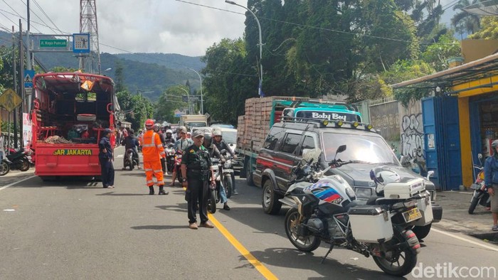 Petugas mengevakuasi lima kendaraan yang terlibat kendaraan beruntun di Puncak, Bogor.
